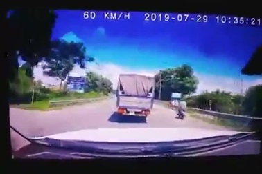 Tài xế thót tim đánh lái gấp tránh người đi xe máy "từ trên trời rơi xuống"