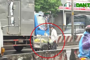 Cơ cực mưu sinh giữa đầu xe tải.