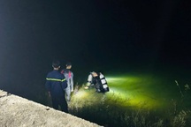 Nam thanh niên bất ngờ lao xuống đập nước sâu khi đang đi chơi cùng bạn