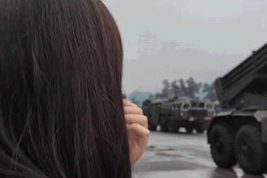 Xem hợp luyện diễu binh, cô gái Lào ấn tượng với dàn khí tài của Việt Nam