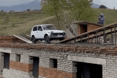 Ham trình diễn mạo hiểm, cả người và xe rơi từ nóc nhà 4 tầng xuống đất