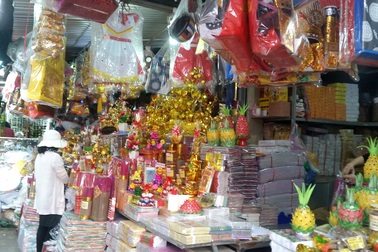 Sát Tết ông Công, ông Táo: Hàng mã làm không kịp bán