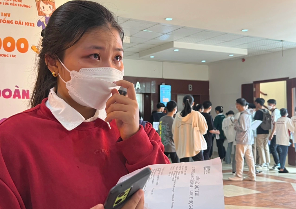 Thi đánh giá năng lực Đại học Quốc gia TPHCM: Nữ sinh bật khóc giữa trường - 2 Thi đánh giá năng lực Đại học Quốc gia TPHCM: Nữ sinh bật khóc giữa trường - 2