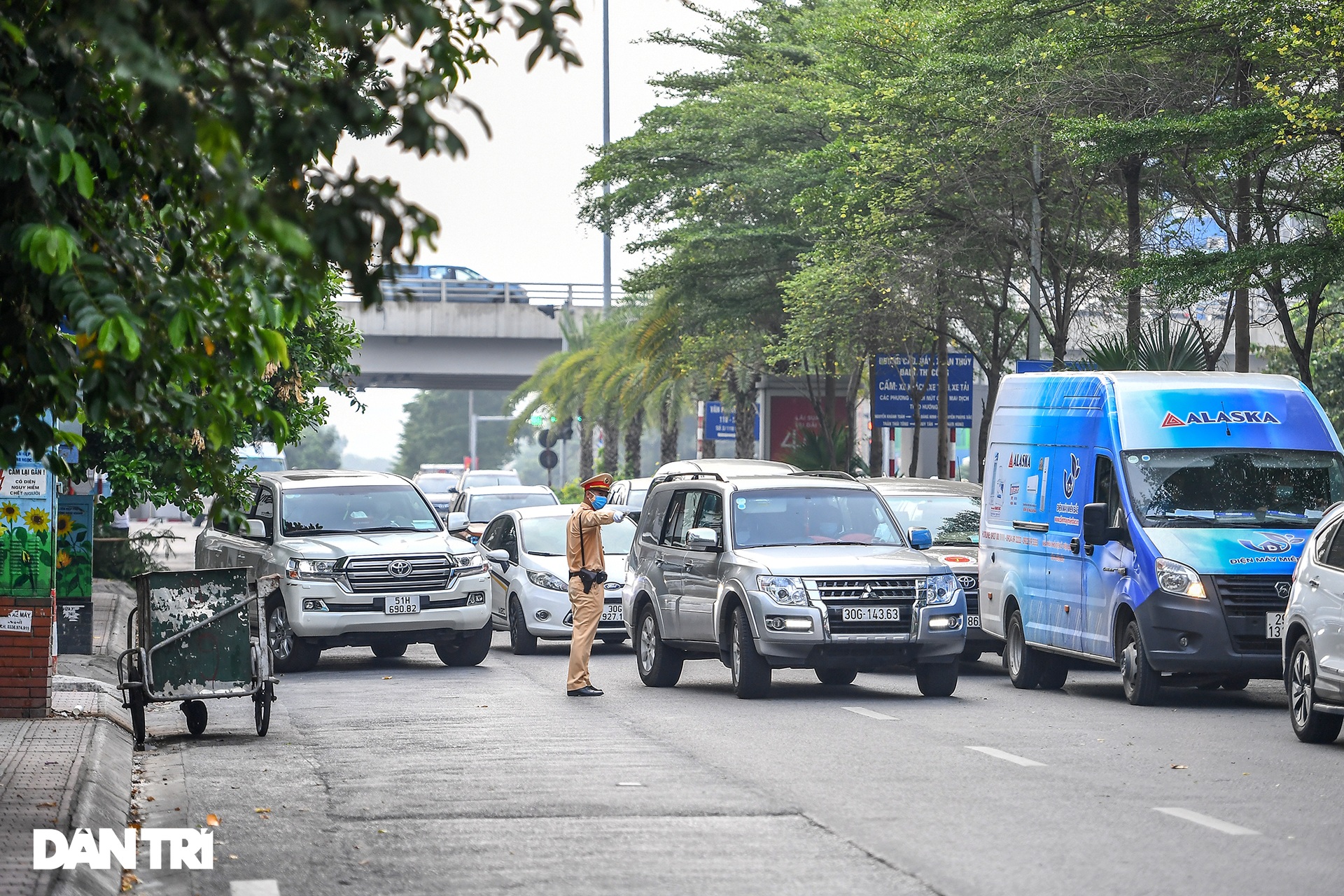 Tài xế ngao ngán quay đầu xe, không thể qua chốt kiểm soát dịch ở Hà Nội - 1 Tài xế ngao ngán quay đầu xe, không thể qua chốt kiểm soát dịch ở Hà Nội - 1