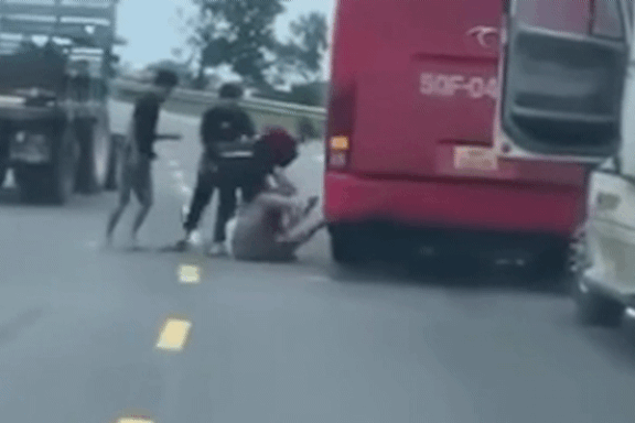 Nhóm người dừng ô tô giữa đường lao vào đánh nhau túi bụi