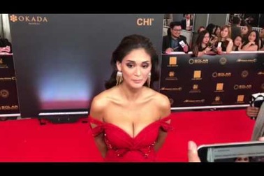 Pia Wurtzbach khoe ngực căng đầy