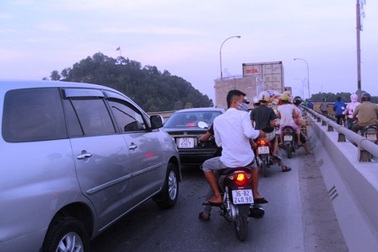 Tắc đường hàng km vì xe chết máy trên cầu   