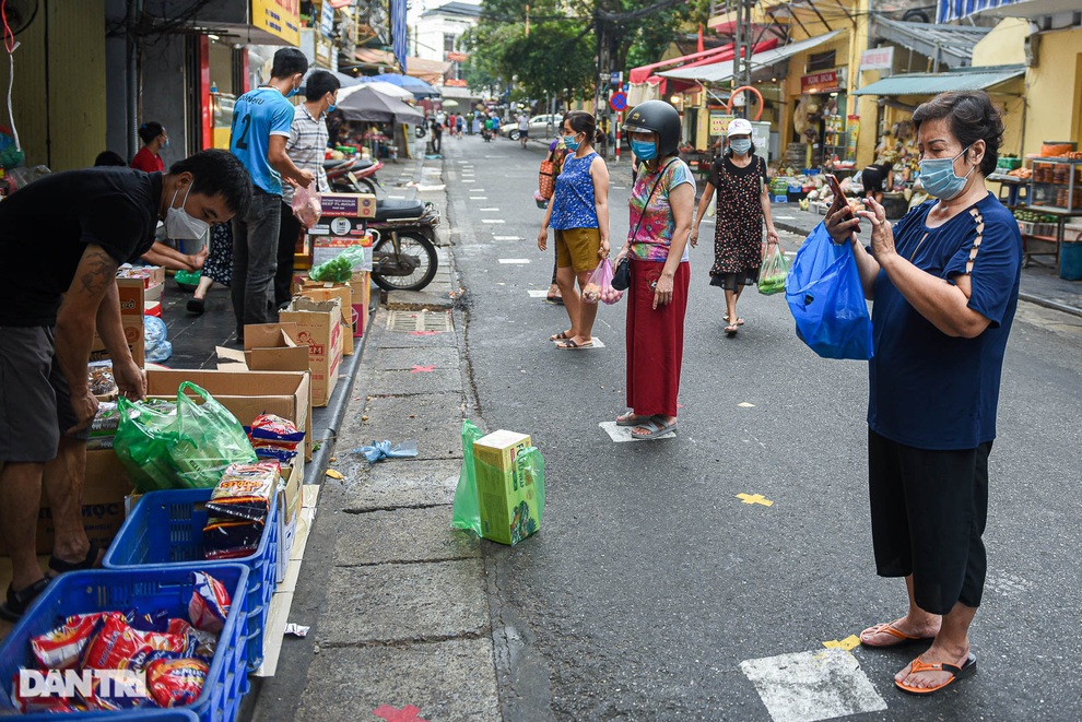 Tiểu thương hét khản cổ nhắc khách giãn cách, ai vi phạm từ chối bán - 7