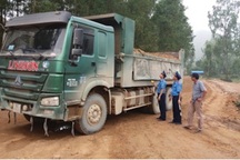 Sở GTVT Nghệ An ra quân dẹp “binh đoàn xe tải” ầm ầm từ đường làng ra quốc lộ!