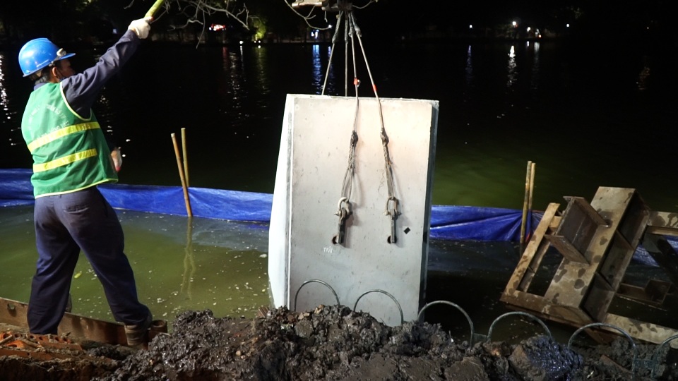 Hàng chục công nhân trắng đêm thi công 40m bờ kè hồ Gươm chống sạt lở - 2 Hàng chục công nhân trắng đêm thi công 40m bờ kè hồ Gươm chống sạt lở - 2