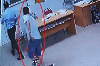 Bác sĩ bị hành hung trong phòng cấp cứu: Chủ tịch phường bị khiển trách