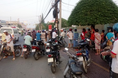 Đôi nam nữ nằm chết trên vỉa hè