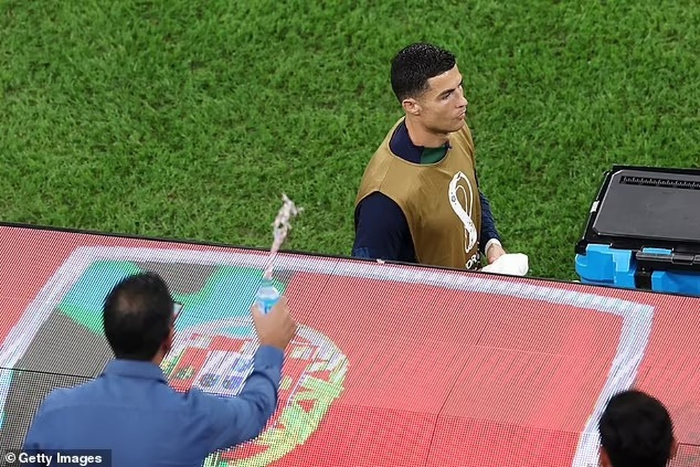 Cổ động viên bị đuổi khỏi sân vì hắt nước vào mặt Ronaldo - 1 Cổ động viên bị đuổi khỏi sân vì hắt nước vào mặt Ronaldo - 1