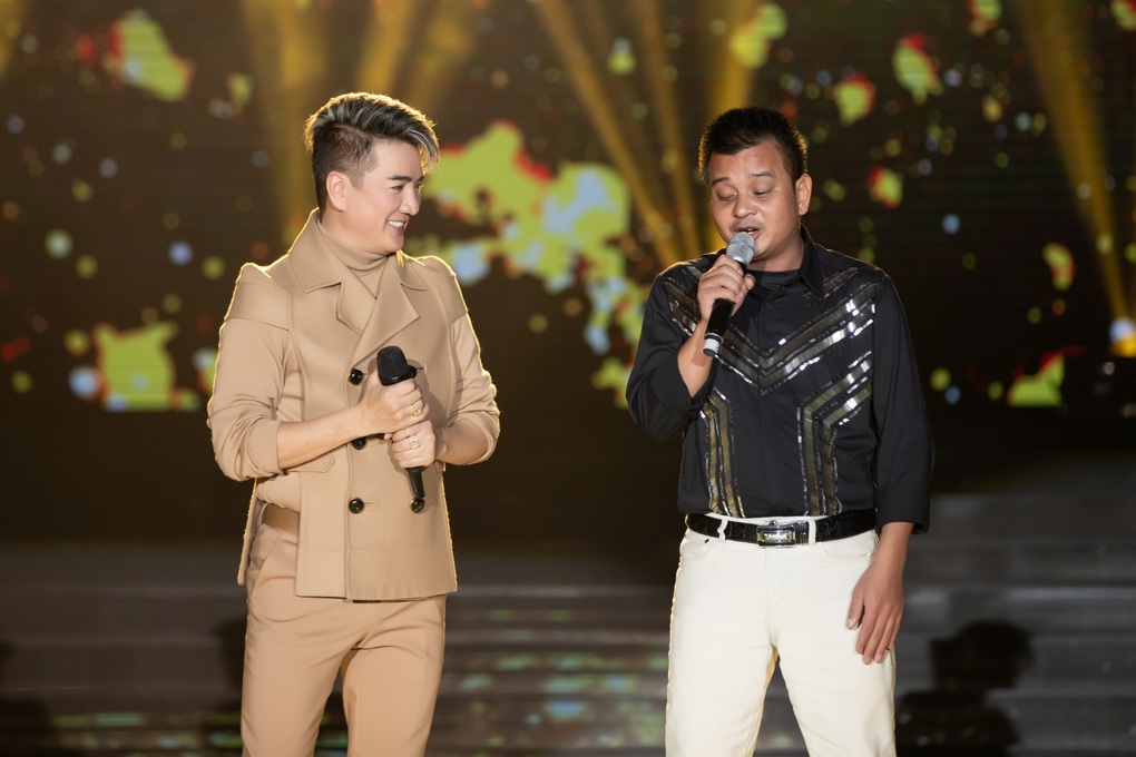 Đàm Vĩnh Hưng song ca cùng bản sao khiếm thị sau khi giúp chữa mắt - 1 Đàm Vĩnh Hưng song ca cùng bản sao khiếm thị sau khi giúp chữa mắt - 1