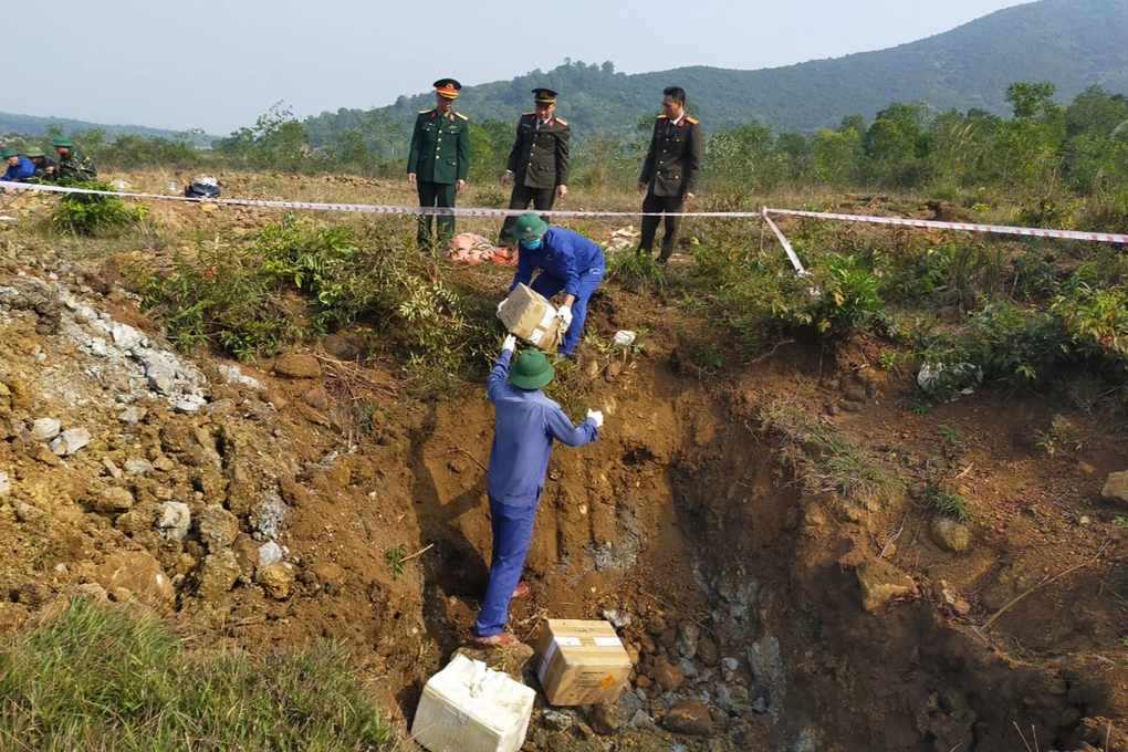 Tiêu hủy hàng chục khẩu súng và nhiều tấn thuốc nổ - 1 Tiêu hủy hàng chục khẩu súng và nhiều tấn thuốc nổ - 1