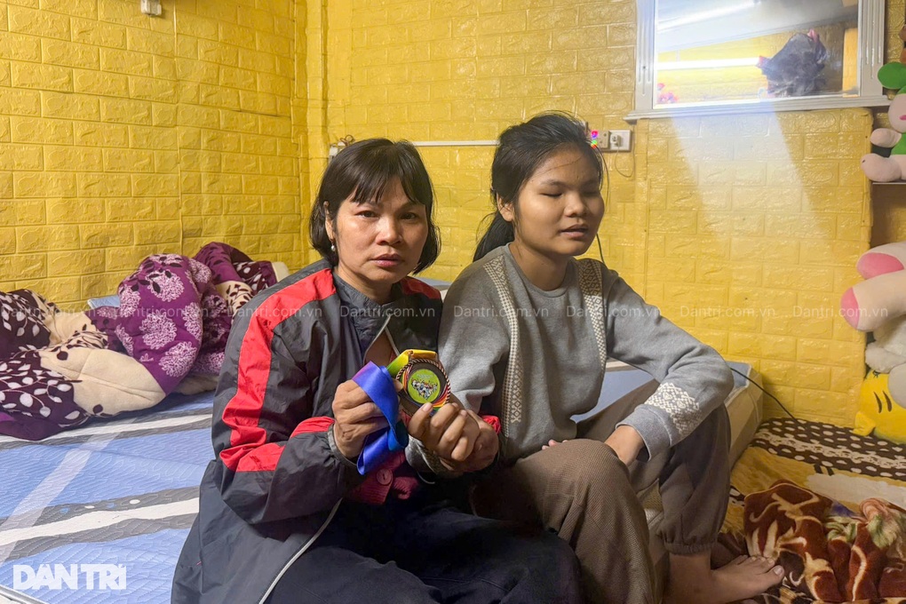 Lời thỉnh cầu của người mẹ nghèo 16 năm gồng gánh con gái ung thư - 5 Lời thỉnh cầu của người mẹ nghèo 16 năm gồng gánh con gái ung thư - 5