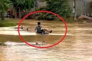Bé trai bị nước lũ cuốn trôi khi đạp xe qua cầu tràn