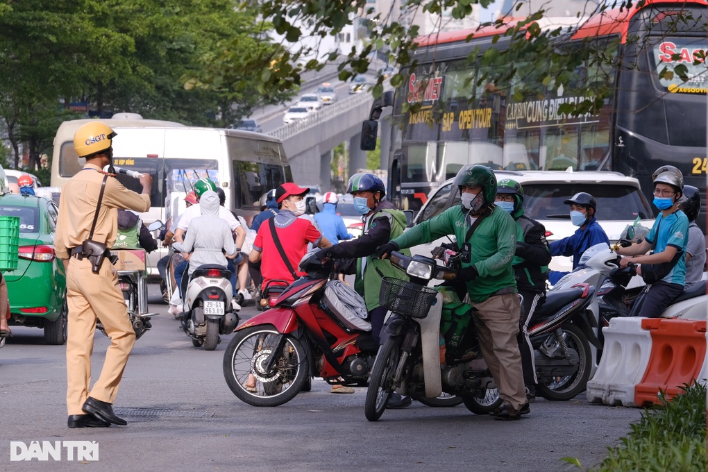 Vác xe, chạy ngược chiều vượt điểm nóng giao thông vừa phân luồng - 10