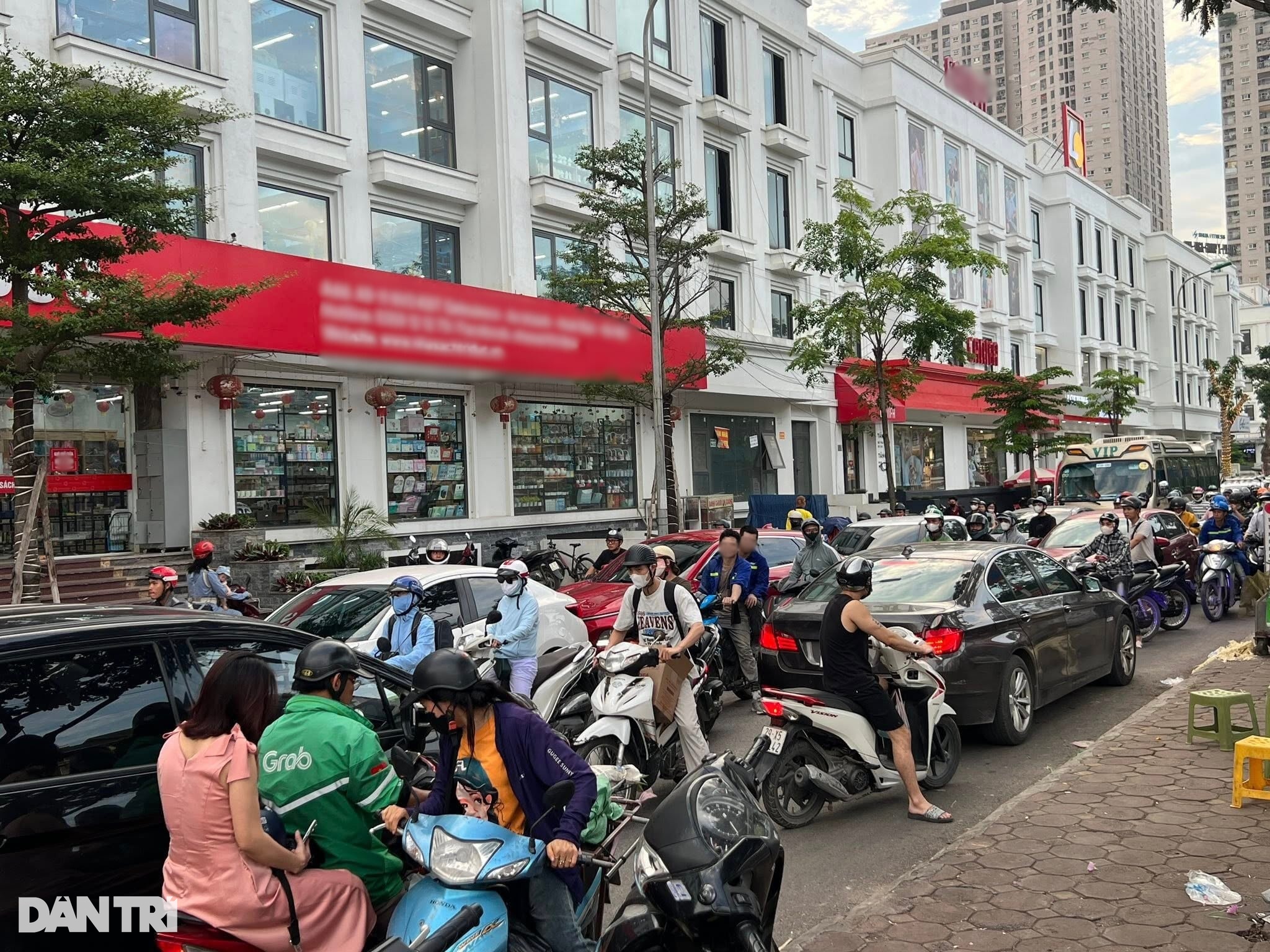 Phân luồng ở Đại lộ Thăng Long: Giao thông hỗn loạn, bỏ xe đi bộ về nhà - 1 Phân luồng ở Đại lộ Thăng Long: Giao thông hỗn loạn, bỏ xe đi bộ về nhà - 1