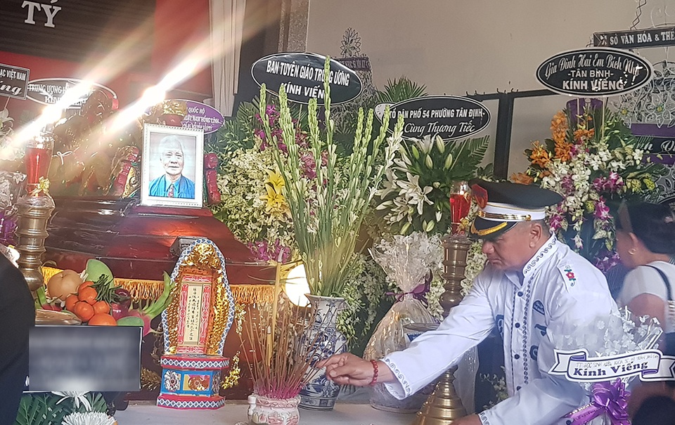 Tiễn biệt nhạc sĩ Nguyễn Văn Tý về nơi an nghỉ cuối cùng - 7 Tiễn biệt nhạc sĩ Nguyễn Văn Tý về nơi an nghỉ cuối cùng - 7