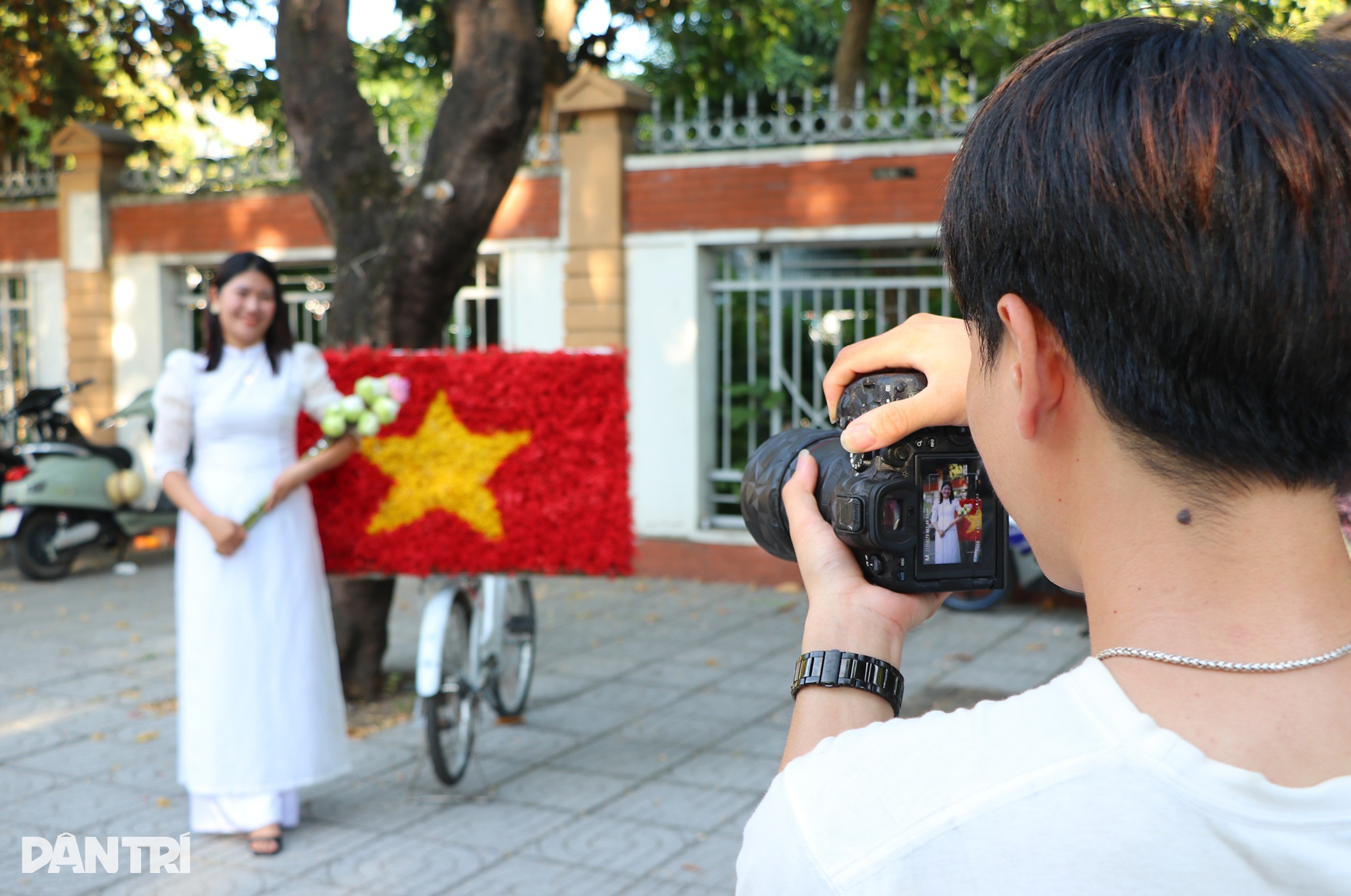 នារីទីក្រុង Vinh បង្អួតសម្រស់នារដូវស្លឹកឈើជ្រុះលើវិថីស្អាតបំផុតក្នុងទីក្រុង - ៦ Thiếu nữ thành Vinh khoe sắc trong nắng thu ở con đường đẹp nhất thành phố - 6