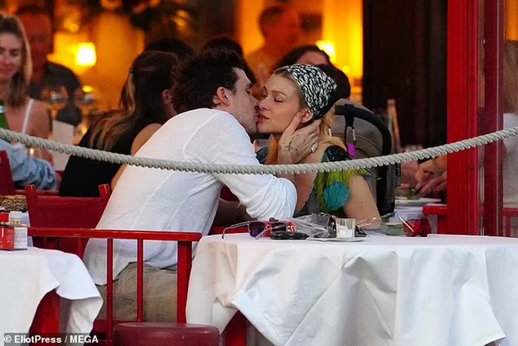 Brooklyn Beckham tình tứ hôn vợ hơn 4 tuổi trong kỳ nghỉ ở Châu Âu - 2 Brooklyn Beckham tình tứ hôn vợ hơn 4 tuổi trong kỳ nghỉ ở Châu Âu - 2
