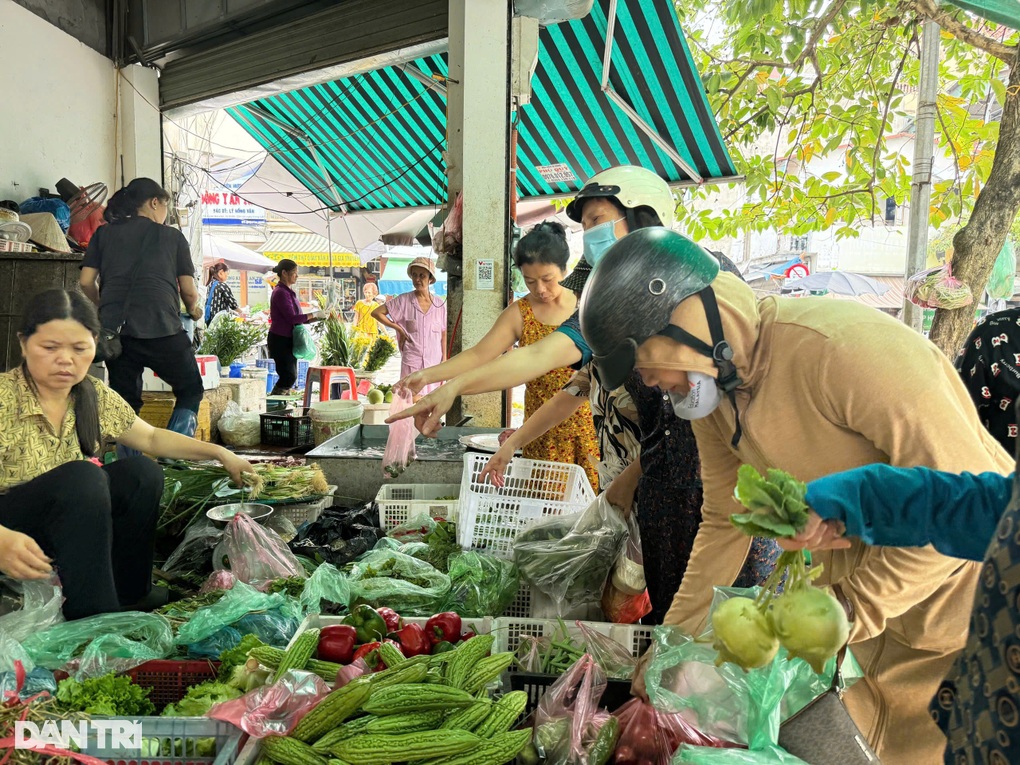 Lo bão Yagi người Hà Nội đổ xô tích trữ, hàng thịt cá bán vèo cả tạ - 3