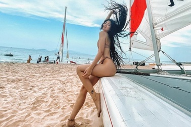 Ngắm body sexy của rich kid Đặng Tiểu Tô Sa trong trang phục bikini