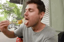 Phản ứng của khách Tây khi nếm thử món bún đậu mắm tôm Việt Nam