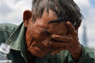 Người dân TPHCM chật vật dưới nắng nóng gần 40 độ C ngày đầu hè