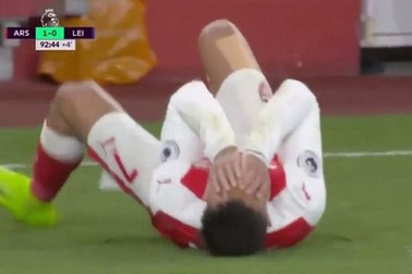 Alexis Sanchez tái hiện lại màn ăn vạ thô thiển của Rivaldo
