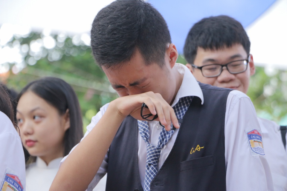 Vẻ đẹp tinh khôi của nữ sinh trường Chu Văn An trong ngày bế giảng - 4 Vẻ đẹp tinh khôi của nữ sinh trường Chu Văn An trong ngày bế giảng - 4