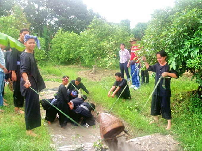 Tham gia trò chơi tát mương bắt cá.