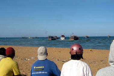 Phú Yên: 28 tàu cá mắc cạn tại cửa Đà Diễn