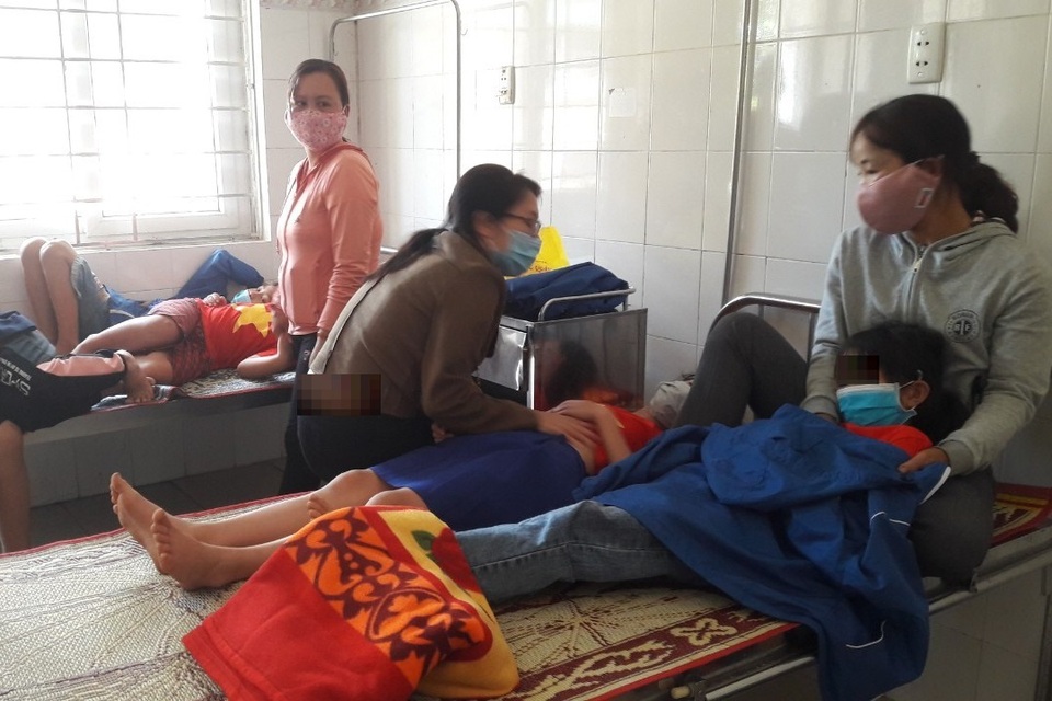 Quảng Trị: Gần 20 học sinh tiểu học nhập viện sau bữa ăn trưa, nghi ngộ độc - 1 Quảng Trị: Gần 20 học sinh tiểu học nhập viện sau bữa ăn trưa, nghi ngộ độc - 1