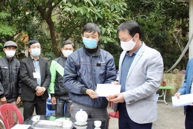 Trao kinh phí hỗ trợ gia đình nữ công nhân tử vong vì tai nạn giao thông