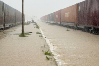Nhiều đoạn đường sắt Bắc - Nam ngập trong lũ, một số tuyến ngừng chạy