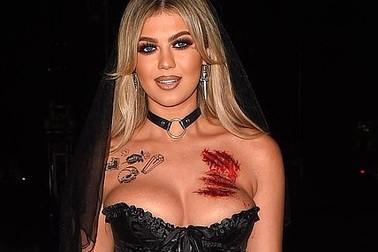 Người đẹp 22 tuổi Belle Hassan mặc váy hở bạo ra phố