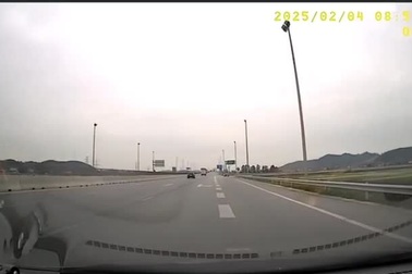Nữ tài xế điều khiển ô tô đi ngược chiều trên cao tốc