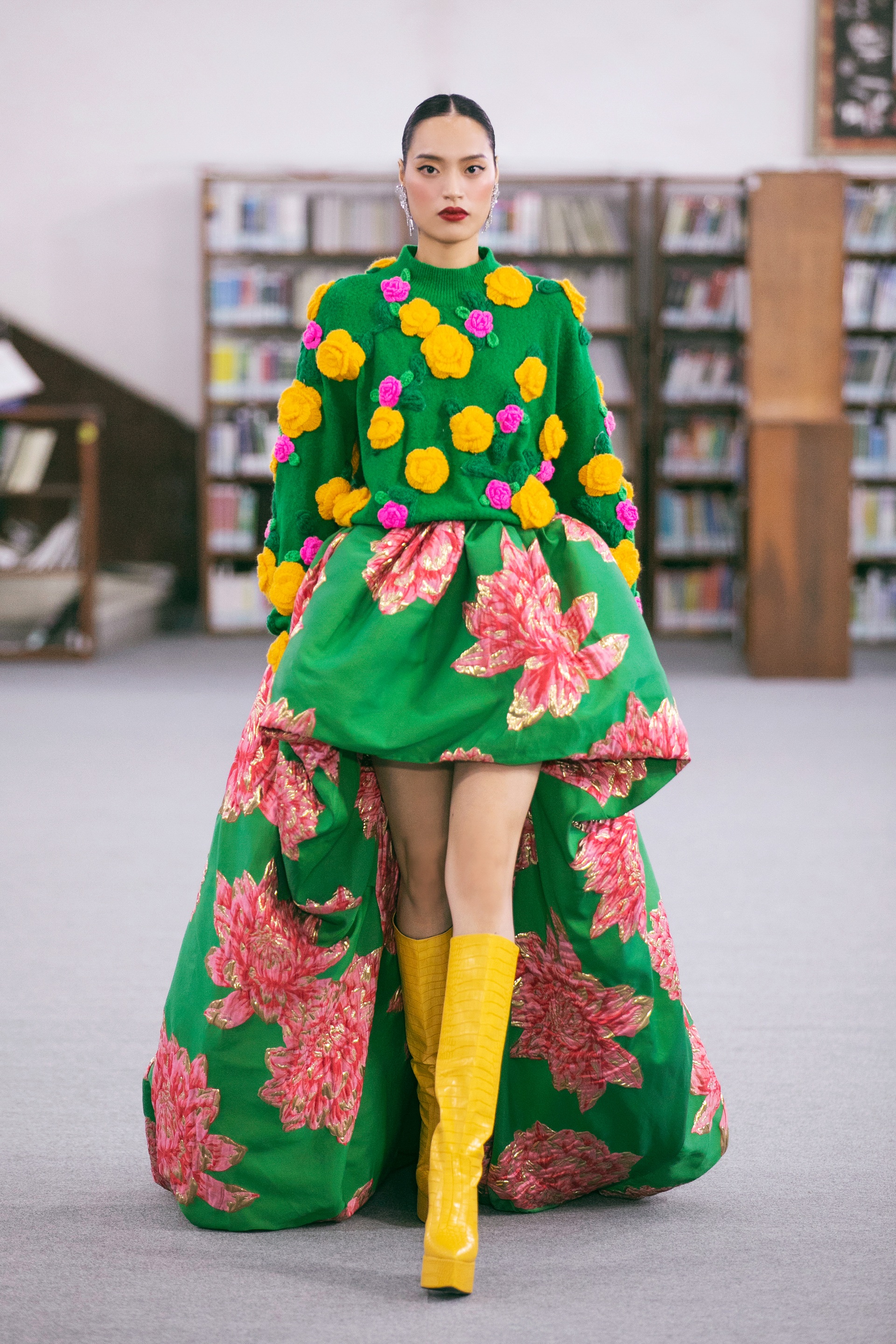 Võ Hoàng Yến vừa bế em bé vừa catwalk sau khi tái xuất - 2 Võ Hoàng Yến vừa bế em bé vừa catwalk sau khi tái xuất - 2