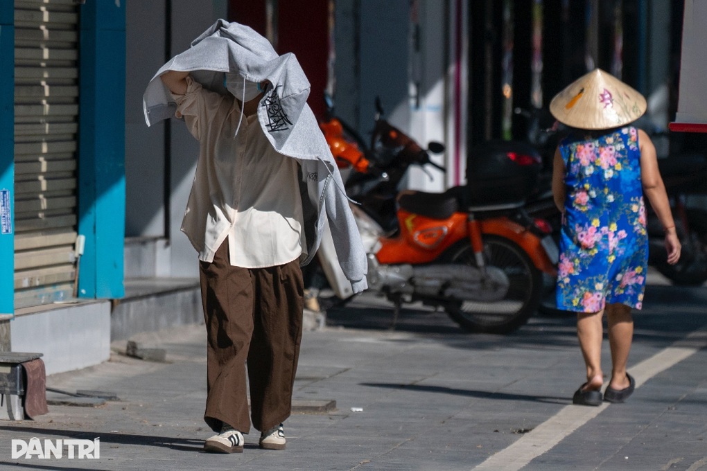 Miền Bắc, Trung Bộ bước vào đỉnh điểm nắng nóng, Hà Nội vượt ngưỡng 40 độ C - 1