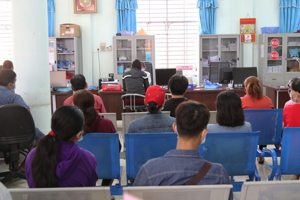 Người lao động tại Long An tấp nập đi làm thủ tục trợ cấp thất nghiệp - 9 Người lao động tại Long An tấp nập đi làm thủ tục trợ cấp thất nghiệp - 9