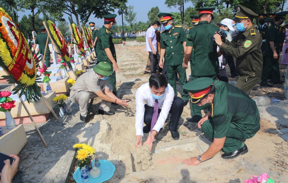 Truy điệu, an táng 16 hài cốt và 1 mộ tập thể liệt sĩ hy sinh tại Lào - 4 Truy điệu, an táng 16 hài cốt và 1 mộ tập thể liệt sĩ hy sinh tại Lào - 4