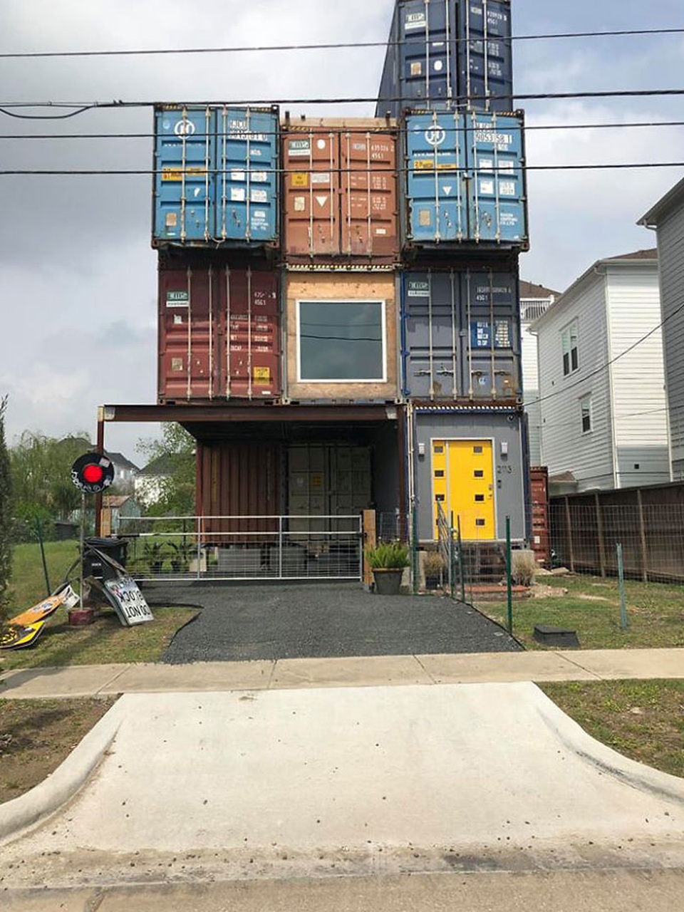 Nhà 3 tầng làm từ 11 container, bất ngờ nhất là nội thất hiện đại bên trong - 1 Nhà 3 tầng làm từ 11 container, bất ngờ nhất là nội thất hiện đại bên trong - 1