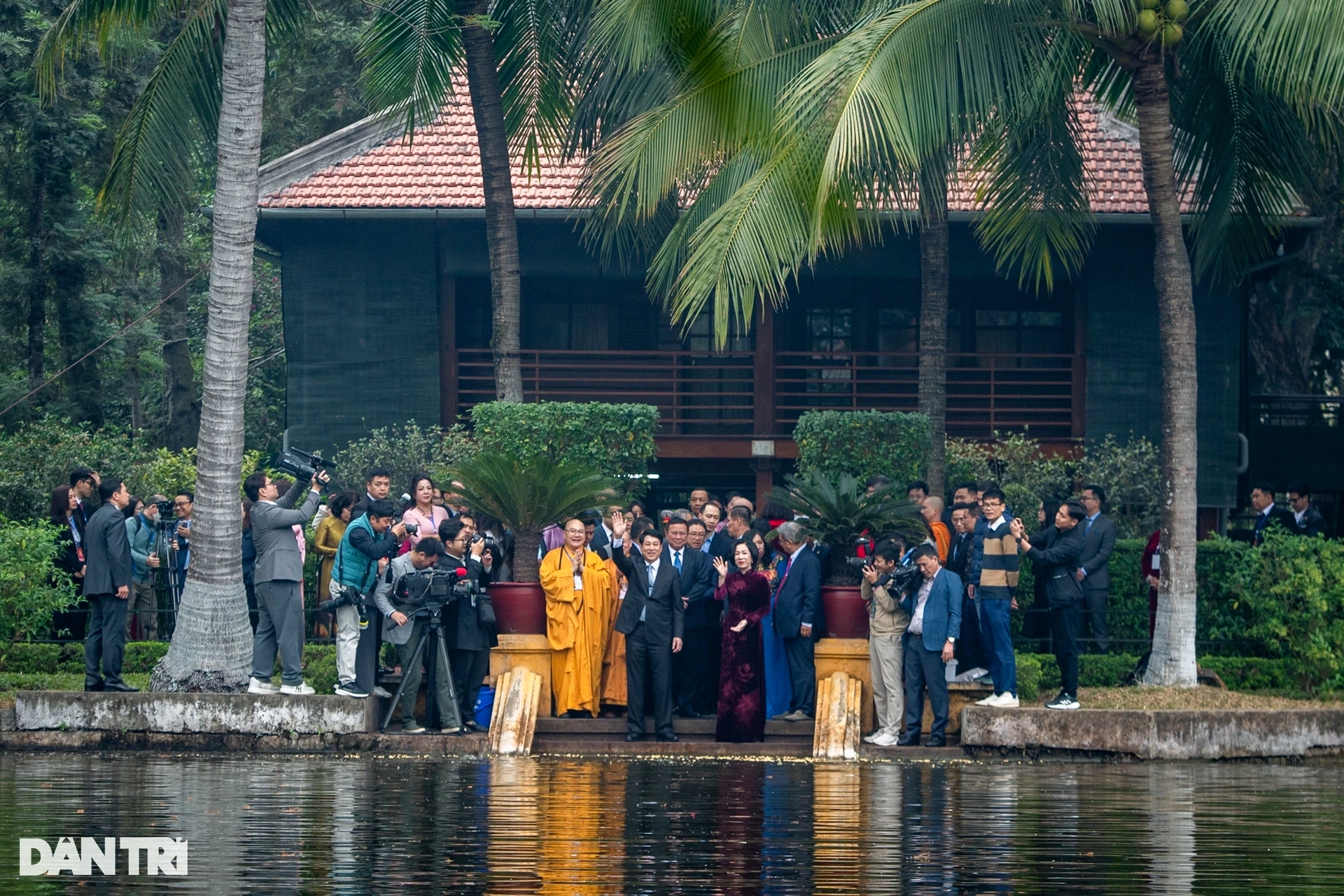 Chủ tịch nước Lương Cường thả cá vàng tiễn ông Công, ông Táo - 6 Chủ tịch nước Lương Cường thả cá vàng tiễn ông Công, ông Táo - 6