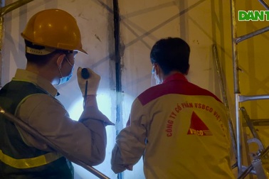 Công nhân thâu đêm sửa chữa hầm Kim Liên