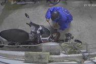 Cột dây bên ngoài cửa phòng trọ, cắt khóa trộm xe máy ở Bình Dương