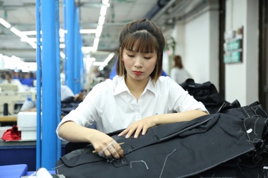 Qua một năm bị giảm lương, công nhân may hứa được tăng bù trong 2024