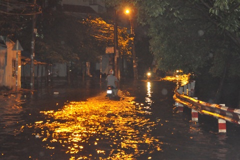 Sài Gòn rối loạn trong mưa to "lịch sử"