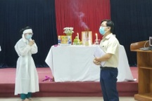 Đang tham gia chống dịch, nữ sinh nghẹn ngào nhận tin cha qua đời